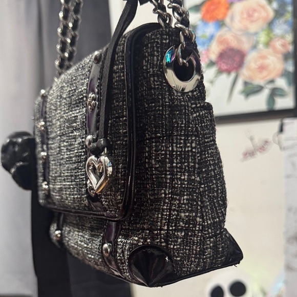 Brighton Tweed black patent leather floral shoulder bag. - Picture 5 of 13